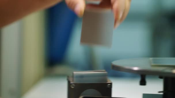 Trabajador pone placa de metal a la máquina en el lugar de trabajo en taller — Vídeos de Stock