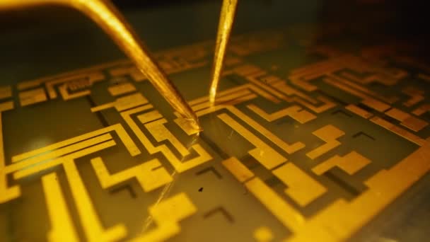 Measuring electric voltage of gold microchip in workshop — 图库视频影像