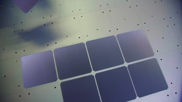 Arbeiter in Uniform legt Zelle auf Solarmodul in Werkstatt — Stockvideo