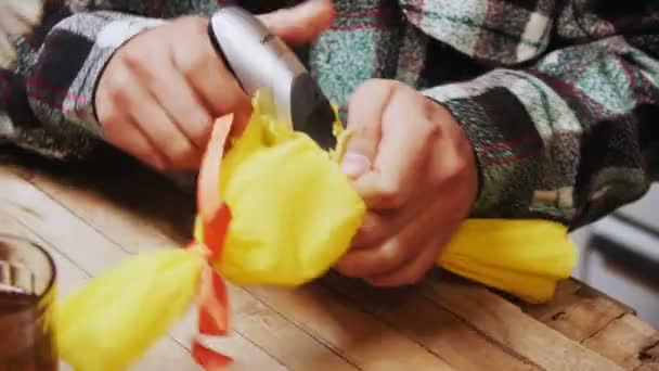 Man opent wikkelaar met modern scheermes aan houten tafel closeup — Stockvideo