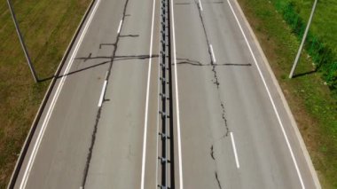 Güneşli bir günde sokak lambalarıyla otoyolda hava hareketi