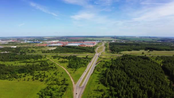 Paisaje con carretera entre prados cerca de la planta aérea — Vídeos de Stock