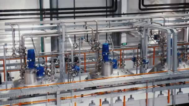Металлические резервуары с трубопроводами на заводе химических удобрений — стоковое видео