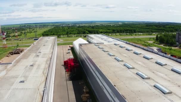 Movimento aéreo acima armazéns com telhados planos no dia ensolarado — Vídeo de Stock