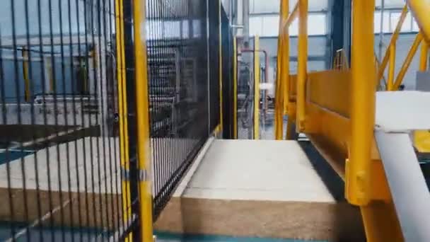 Panneau d'isolation en laine sur la ligne de production automatique dans le magasin — Video