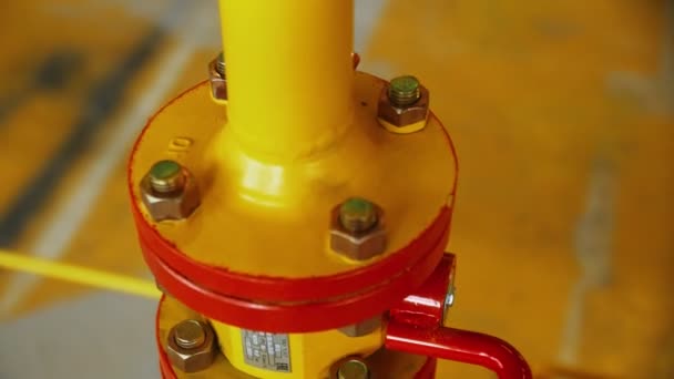 Flange dei tubi collegate al sistema presso la stazione di gas-compressore — Video Stock