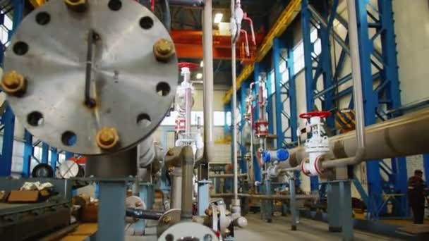 Sistema di tubazioni di tubi diversi presso la stazione di gas-compressore — Video Stock