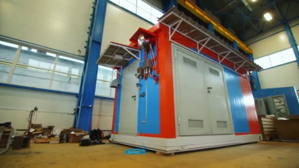 Blue and orange substation in workshop of refinery plant — Stock Video