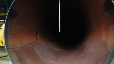 Gaz ve petrol rafineri atölyesindeki metal borudan hareket