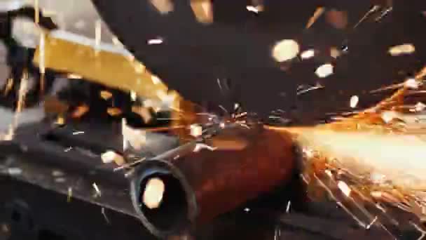 Tubo de corte com serra de disco em faíscas em planta closeup — Vídeo de Stock