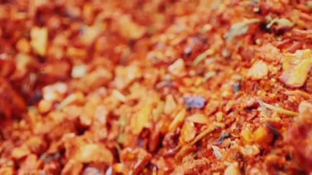Mouvement sur des épices rouges mélangées aromatiques fraîches pile macro — Video