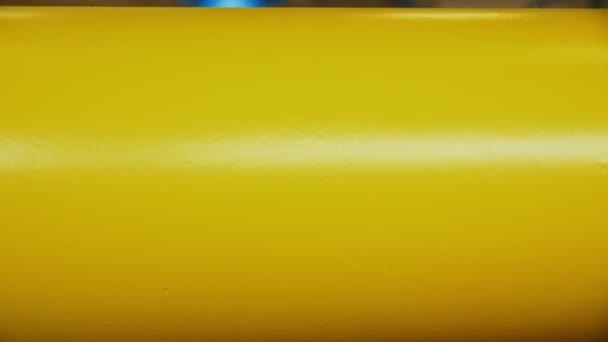 Тесное движение мимо желтой трубы с фланцами на заводе — стоковое видео