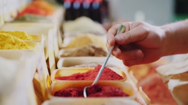 Πωλητής κάνει αρωματικό μείγμα μπαχαρικών κοντά κατάστημα οθόνη closeup — Αρχείο Βίντεο