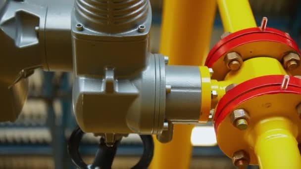 Controlador de pressão no gasoduto na estação de compressão de gás — Vídeo de Stock