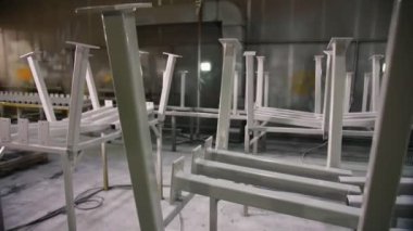 Boş atölyeye kurulum için metal destekleriName