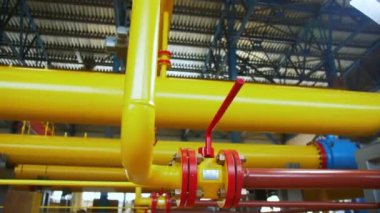 Gaz sıkıştırma istasyonundaki boru hattı parçaları arasındaki seviye
