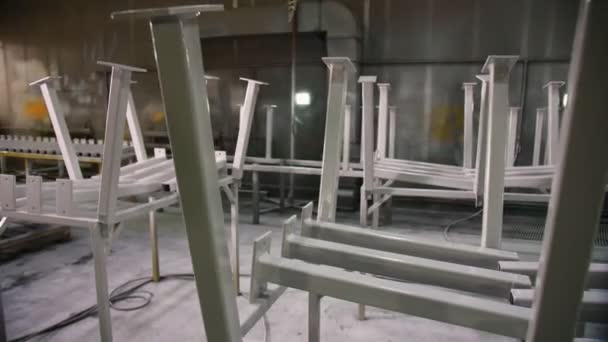 Soportes metálicos para la instalación de equipos en taller vacío — Vídeo de stock
