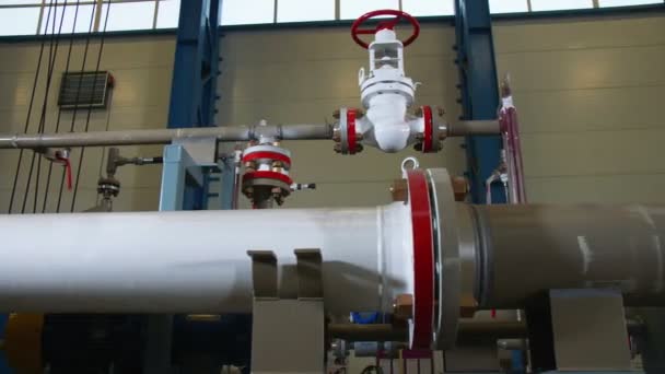 Белые и коричневые трубы с уровнем на газовой компрессорной станции — стоковое видео