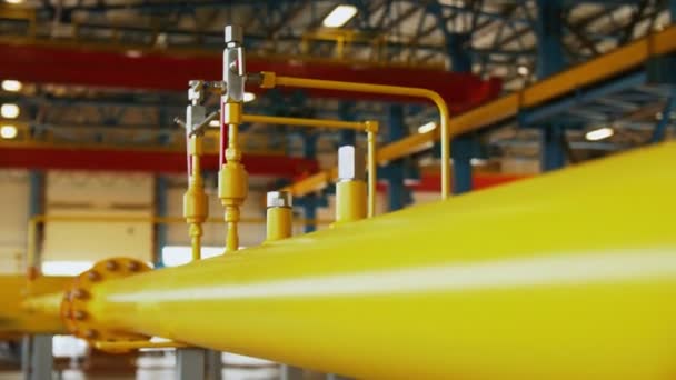 Tubo de metal amarelo com níveis na estação de compressão de gás — Vídeo de Stock