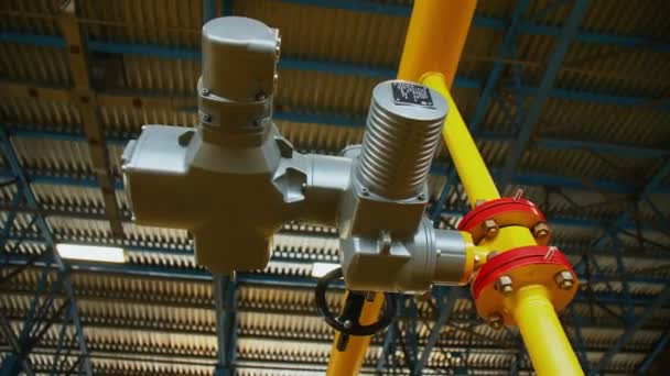 Regulátor tlaku na potrubí v plynové kompresní stanici — Stock video