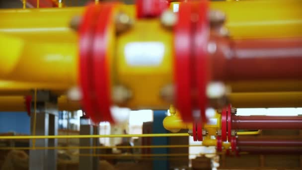 Различные элементы трубопровода на газовой компрессорной станции — стоковое видео