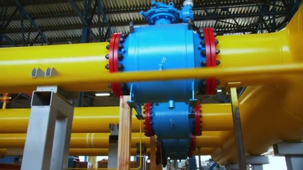 Movimiento a depósitos en gasoductos en la estación de compresión de gas — Vídeo de stock