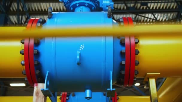 Blå tank på pipeline vid gas kompressionsstation närbild — Stockvideo