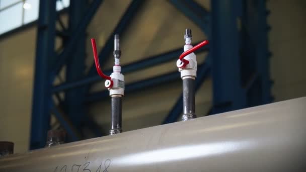 Níveis pequenos para controlar a pressão na estação de compressão de gás — Vídeo de Stock