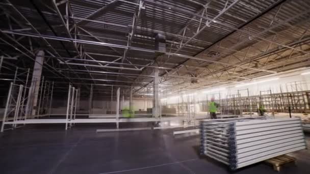 Builders assemble racks in spacious storehouse timelapse — Stock Video