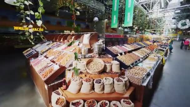Prezentacja smacznych suszonych owoców i skali cyfrowej na rynku — Wideo stockowe