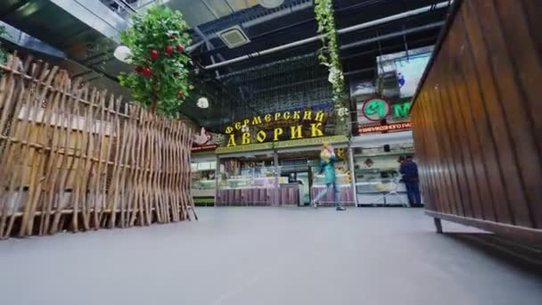 Движение к небольшому продовольственному магазину с названием фермерский двор на рынке — стоковое видео