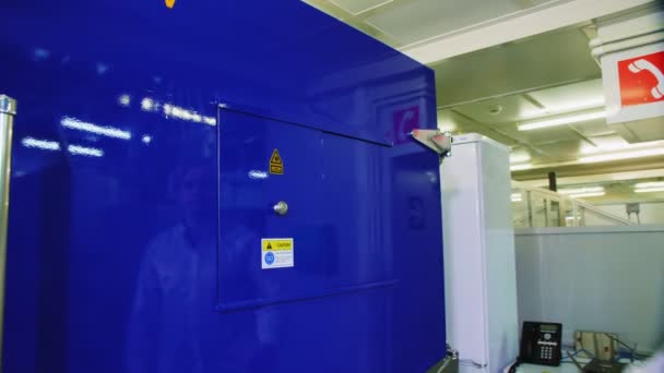 Ingegnere controlla la produzione di pannelli solari in scatola ultravioletta — Video Stock