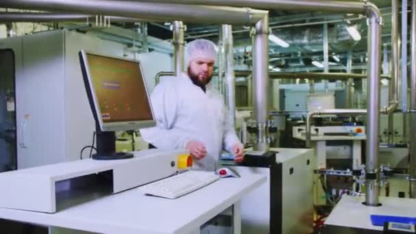 Empleado llega a la computadora en la planta de producción de paneles solares — Vídeos de Stock