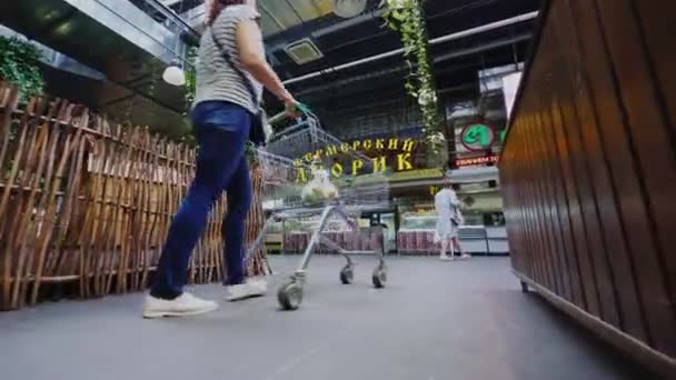 Farklı gıda mağazaları ve yürüyen müşterileri olan bir pazar. — Stok video