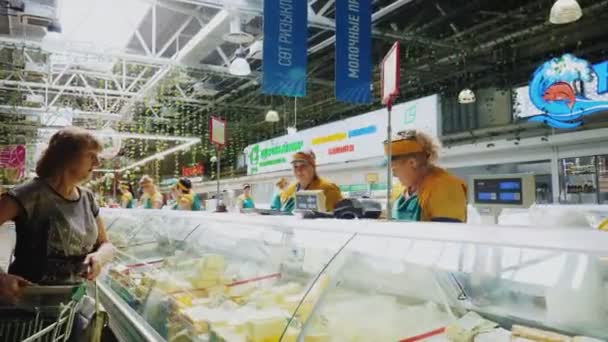 Γυναίκα επιλέγει φρέσκα τυριά στην αγορά των αγροτών — Αρχείο Βίντεο