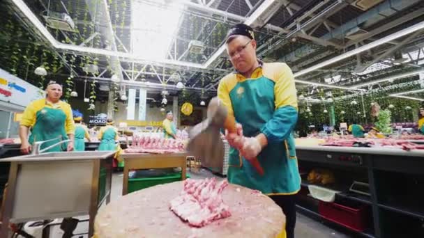 Carnicero experto hashes costillas de cerdo en soporte de madera cámara lenta — Vídeo de stock