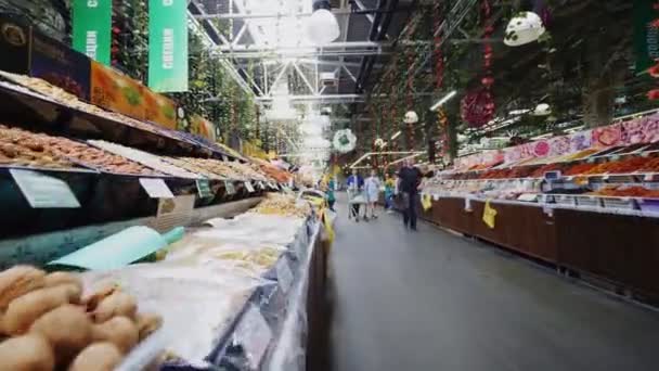 Движение вдоль витрины с сухофруктами на фермерском рынке — стоковое видео