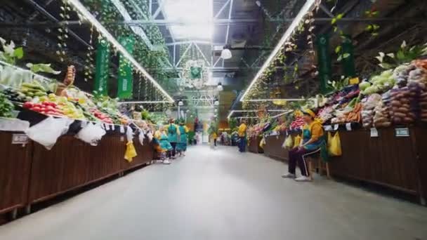 Amplio salón de los agricultores mercado con vistas a las tiendas desde arriba — Vídeo de stock