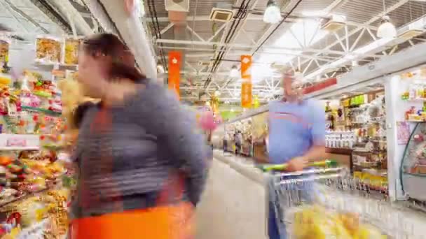 Käufer wählen im Zeitraffer Produkte in den Geschäften beim Bauernmarkt — Stockvideo