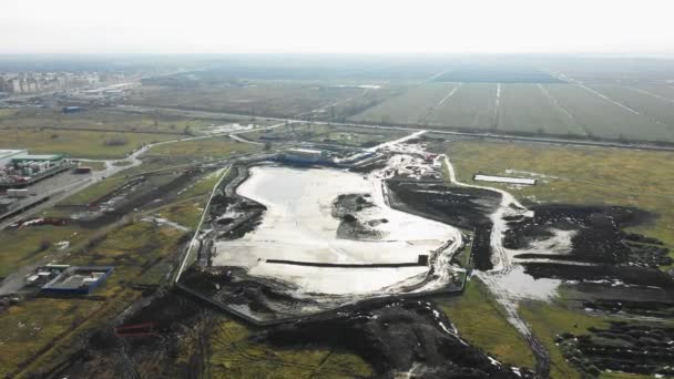 Gebied met folie en teer voor isolatie op de bouwplaats — Stockvideo