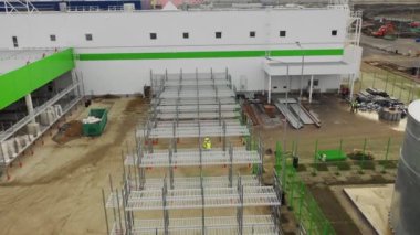 İnşaat alanında mühendisler metal parçalarının arasında yürüyor
