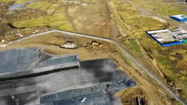 Escavadeira trabalha perto da área com material de impermeabilização aérea — Vídeo de Stock