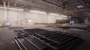 İnşaatçılar ışık deposuna metal yapılar kurarlar