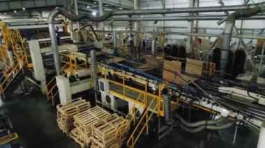 üretim taşıyıcısı fabrikada büyük karton çarşafları büküyor