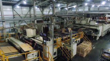 Teçhizatlı karton üretim fabrikası atölyesi