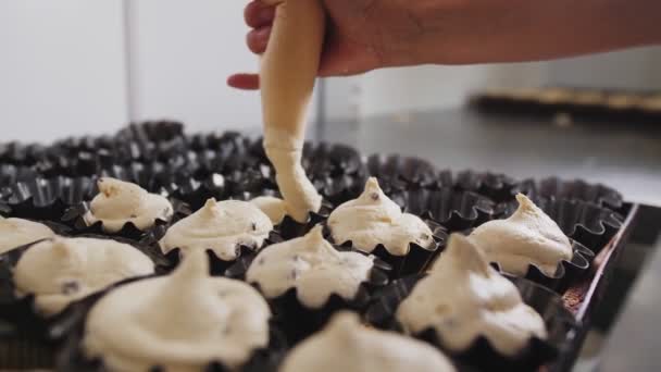 Empleado llena formularios con masa dulce en taller de panadería — Vídeos de Stock