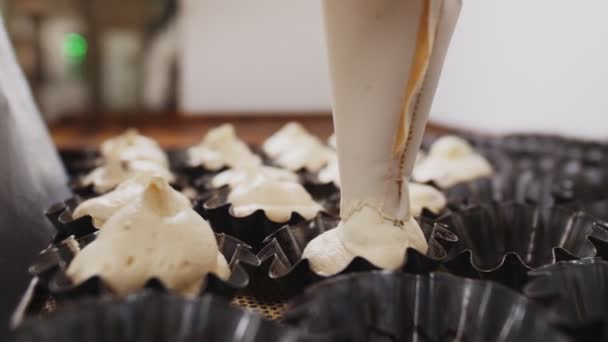 Заливка тіста у форми для випічки у виробничому цеху — стокове відео
