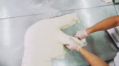 Fırıncı hamuru keser ve fırının üst görünümünde ölçeklendirir