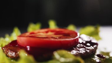 Mutfakta hamburgerin üzerine yarı çörek düşer.