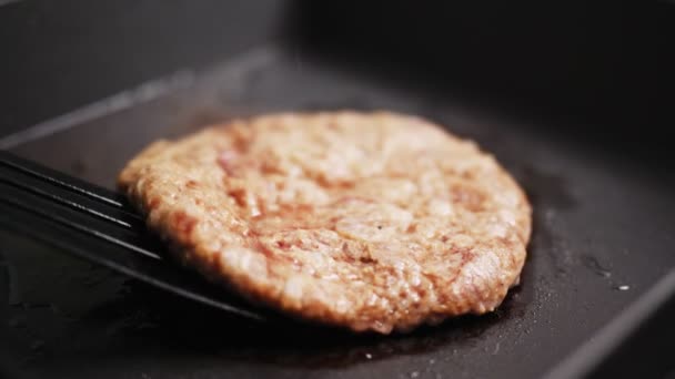 Girando gustoso patty per hamburger sulla padella rallentatore — Video Stock
